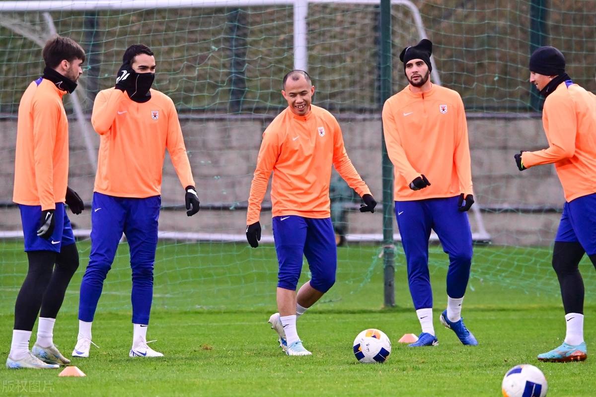 BETVICTOR 官网-中场休息时刻，球队调整战术迎接下半场