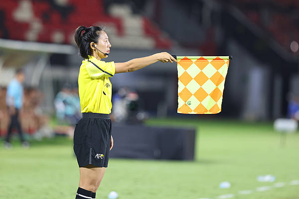 韦德体育官方网站-关于裁判严格执法，篮球联赛秩序井然的信息