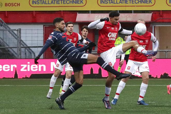 韦德体育官方网站-关于荷甲联赛气氛热烈，吸引球迷狂欢的信息