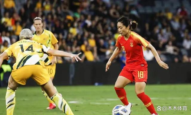 韦德足球官网-世界级足球赛事，女运动员全力拼搏