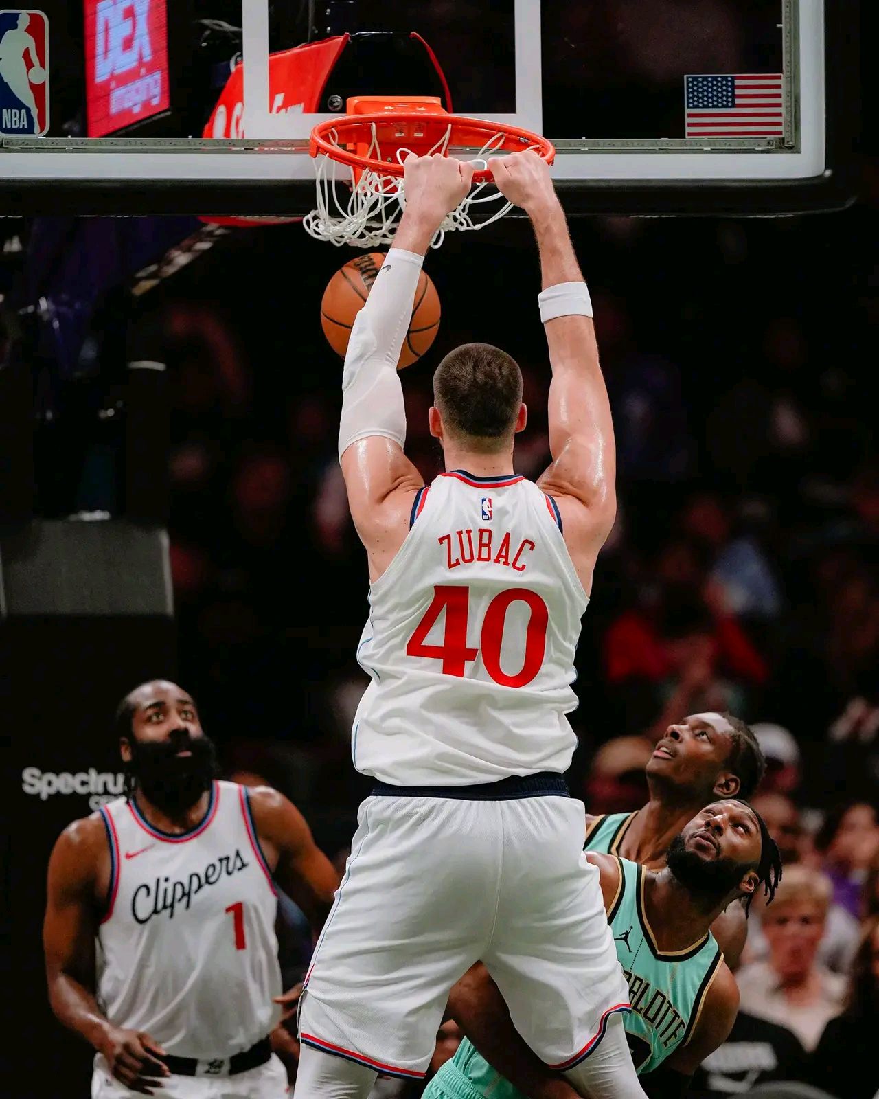 韦德体育官网登录-快船大胜黄蜂，保持领先